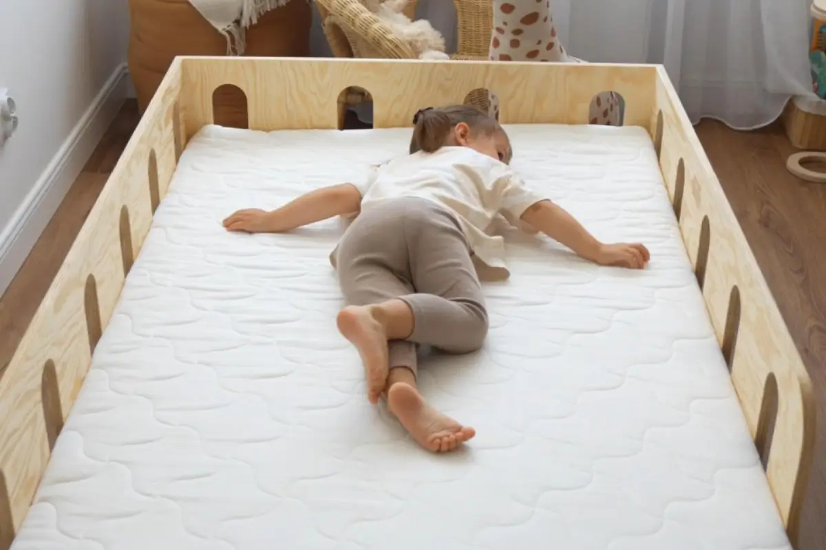 Łóżko pojedyncze dla dzieci z barierką i stelażem TILA 2 Montessori Drewniane